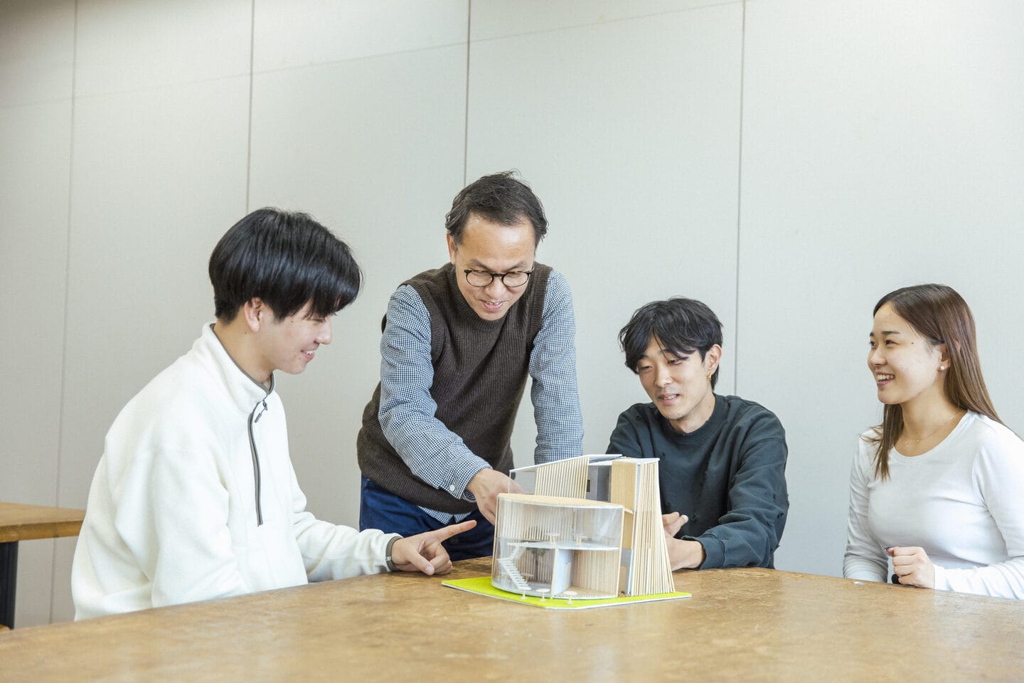 クラス担任の教員と面談する留学生