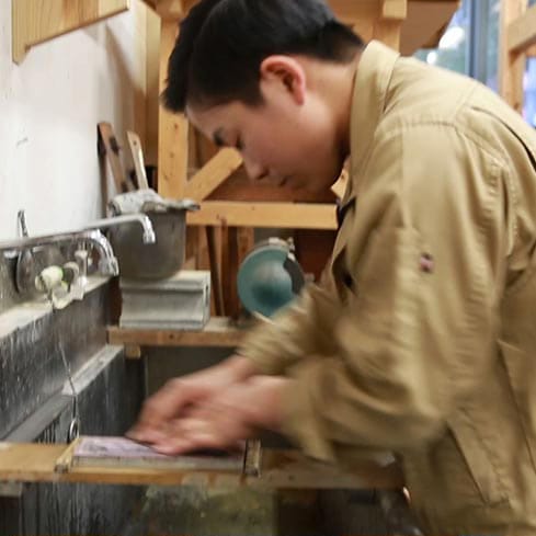 大工道具の手入れをする