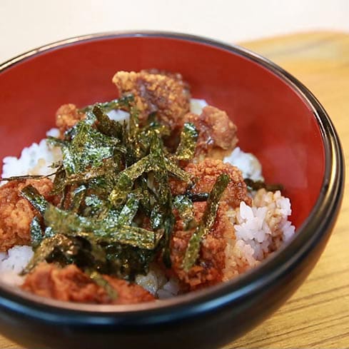 唐揚げ丼を食べる