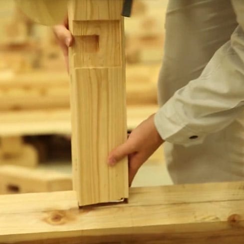 屋根の柱を組み立てる