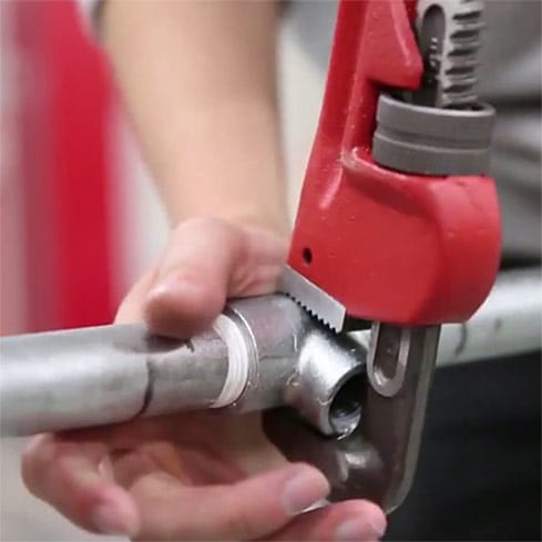 配管を組み立てる