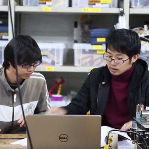 学生ラウンジで勉強する