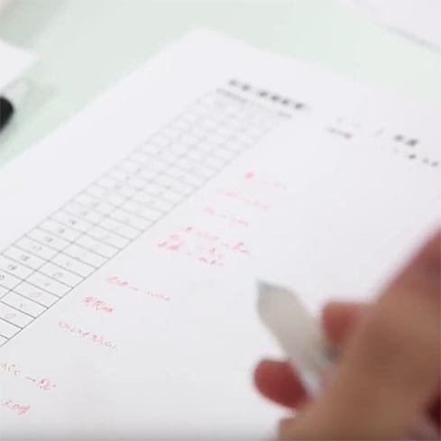休憩中に打ち合わせをする