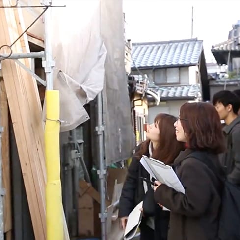 路地を調査する