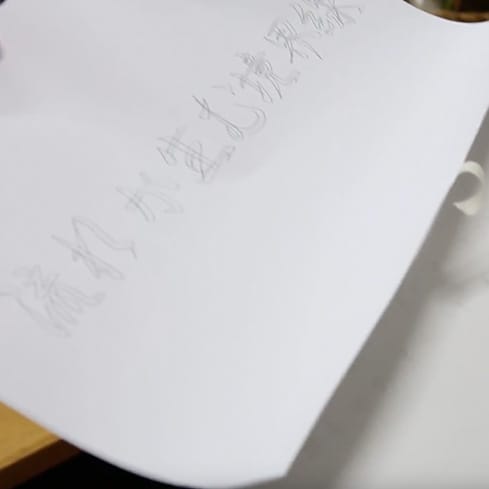 職員室で先生と談笑する