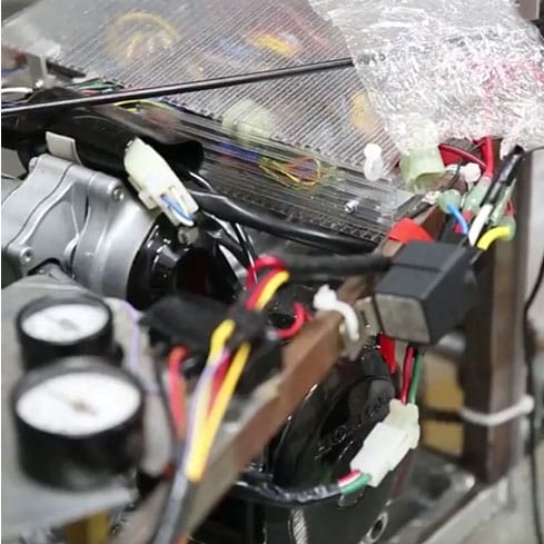 エコランの機体をメンテナンスする