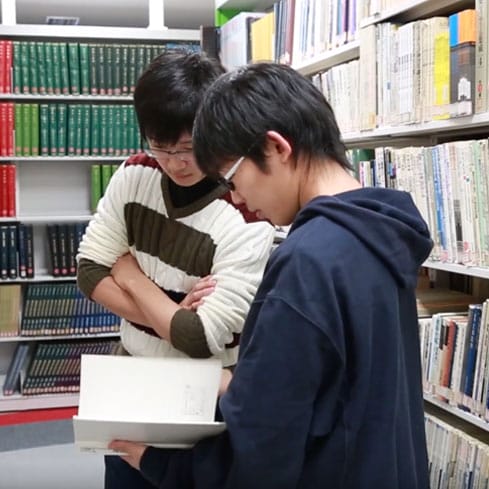 図書館で本を読む