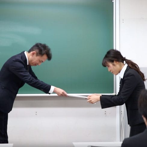 卒業証書を受け取る