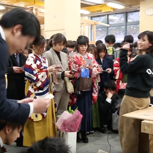 卒業パーティーで盛り上がる